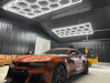 Efektowne oświetlenie LED Blaupunkt Hexagon 243 X 483 cm, Konfigurowalny system LED o naturalnej barwie w kształcie plastra miodu do showroomu, galerii, salonu samochodowego, serwisu, garażu