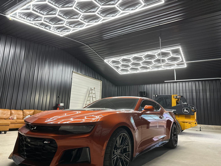 Efektowne oświetlenie LED Blaupunkt Hexagon 243 X 483 cm, Konfigurowalny system LED o naturalnej barwie w kształcie plastra miodu do showroomu, galerii, salonu samochodowego, serwisu, garażu